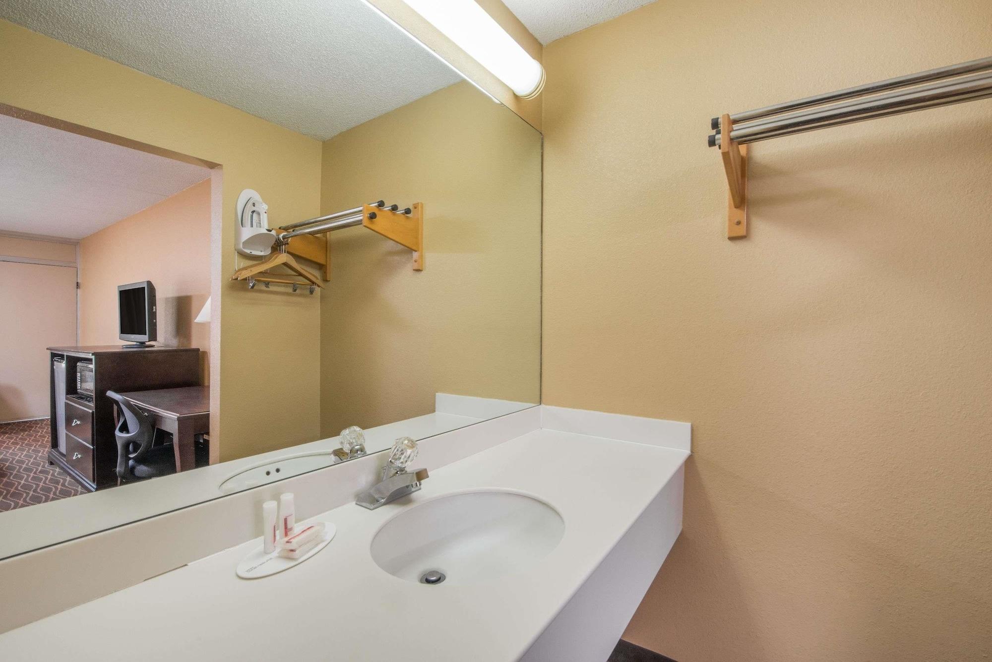 Days Inn By Wyndham Paducah Esterno foto